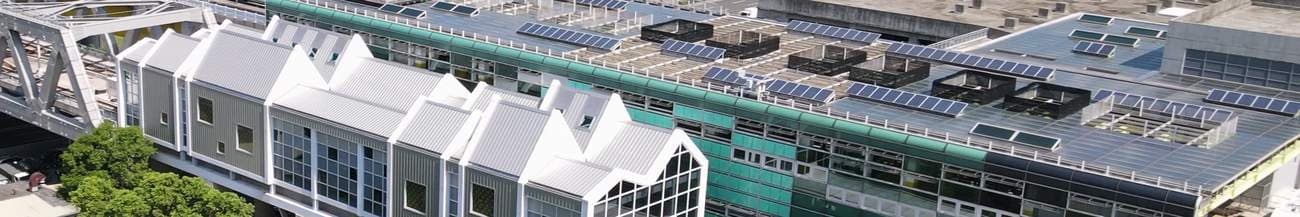 十四張站旁一排白色山形屋頂的建築群與捷運高架空拍