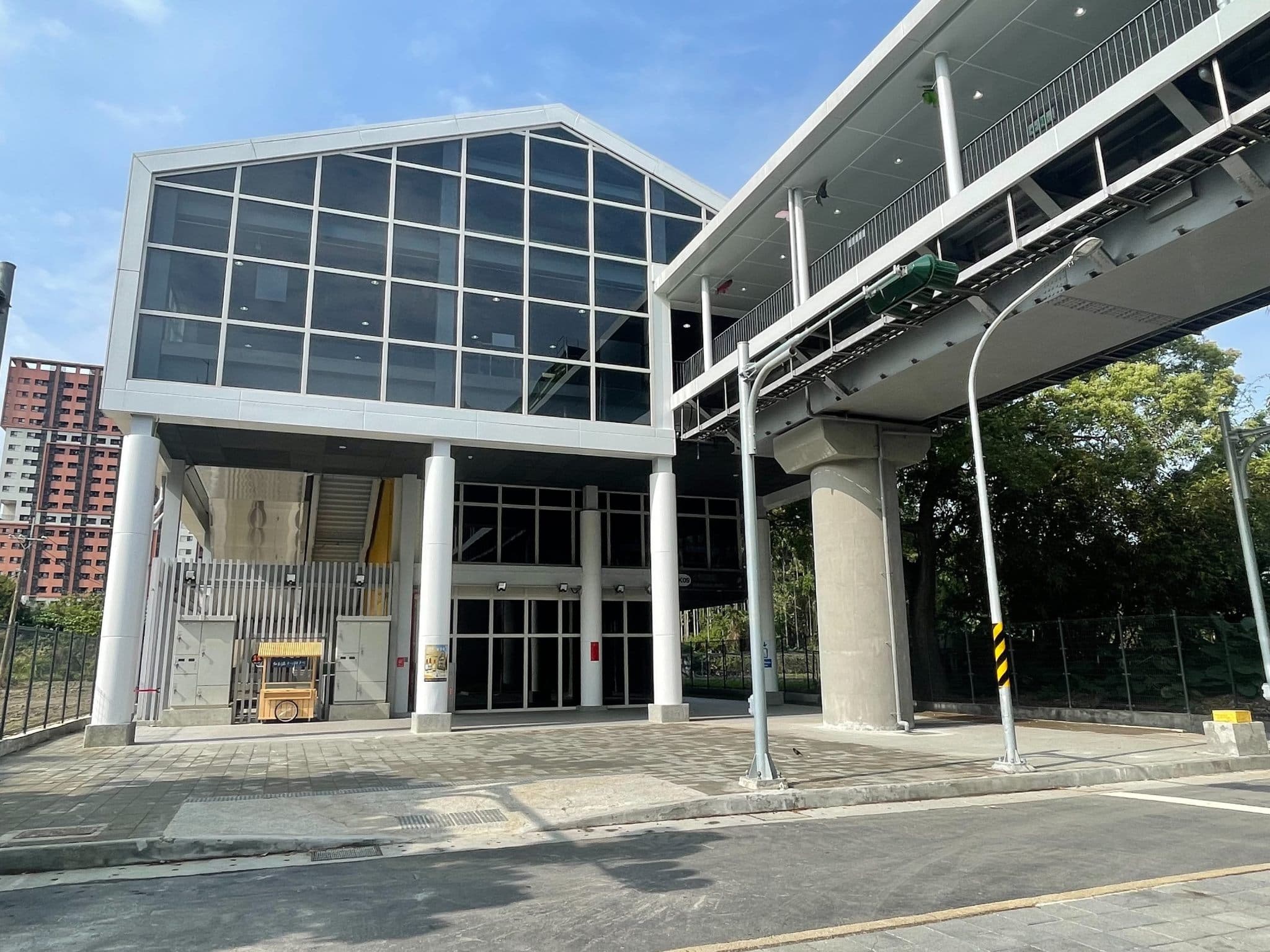 光合創學・山形玻璃建築與旁邊的捷運高架