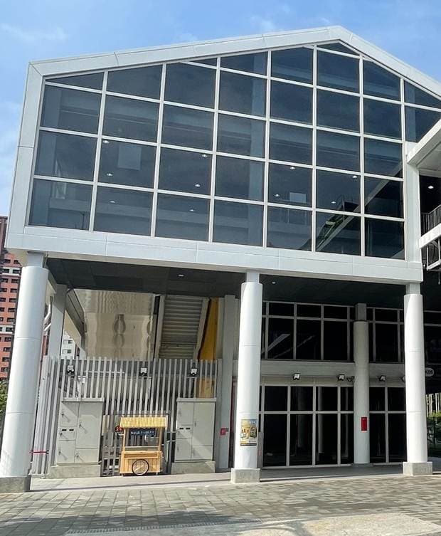 光合創學所在建築的山形玻璃正面